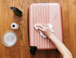 Entretenir sa bagagerie en lavant une valise pour prolonger sa durée de vie
